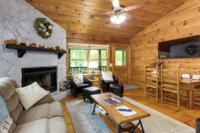 Charming Blue Ridge Cabin with Game Room and Hot Tub!